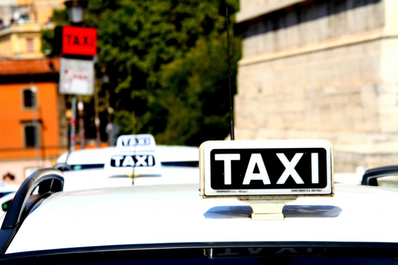 taxis-BRENON-min_taxi_auto_rome_road_white-1051610